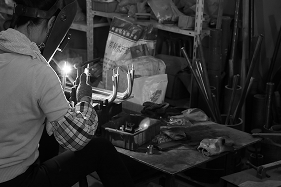 市場上作坊形式的加工車間，生產(chǎn)環(huán)境差，設(shè)備落后， 生產(chǎn)的產(chǎn)品質(zhì)量差，精度差